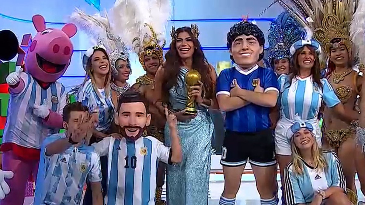 MandrilandiaX's tweet photo. Miren esto:

Florencia de la V en el mundial de 2022, riéndose y festejando, cuando había una inflación abismal y una pobreza del 57%.

Florencia de la V ayer, llorando porque “estamos muy mal y la gente no come carne”, cuando todos los indicadores están mejorando.

QUE HIPÓCRITA https://t.co/SLUblgbPT6