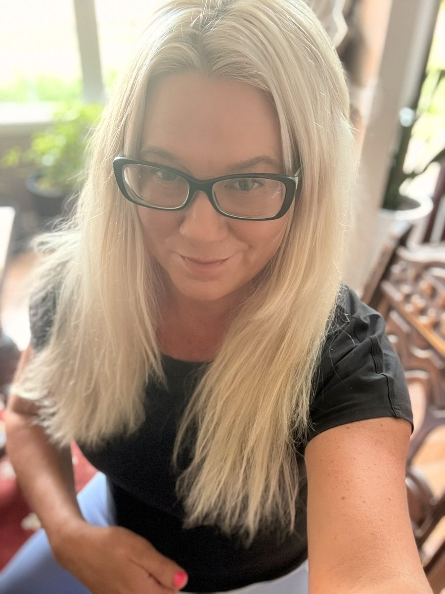 Anna Hoffman tweet media