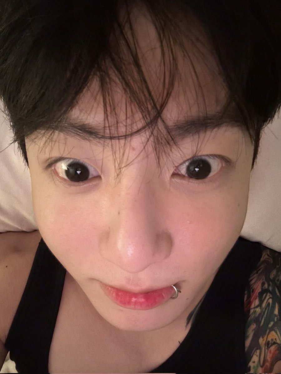 jeonggiuli's tweet photo. #ArmySelcaDay bueno hice lo q pude https://t.co/ezoKUBDUtt