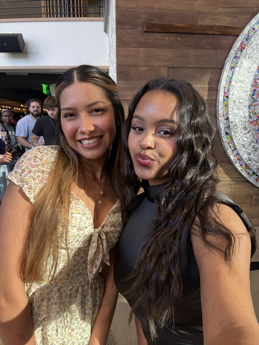arianasmotiive's tweet photo. look who i’m with !!!! @godisawomanag 🩷 https://t.co/10BslrAFVK