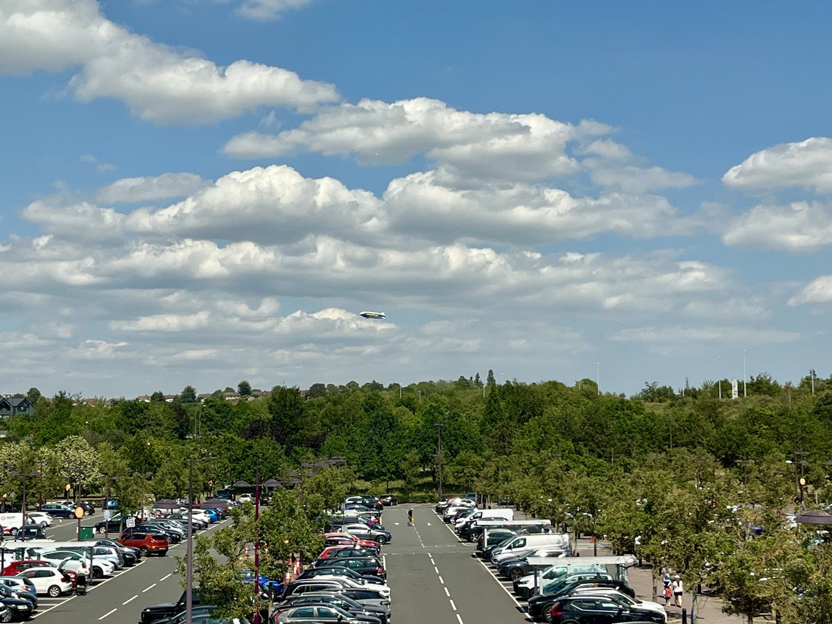 SamGate360's tweet photo. I saw the #Goodyear #Blimp doing the rounds at #Bluewater #ShoppingCenter in #Dartford/Stone #Kent.
I used to ever see these through out the #2000s only growing up but it's mostly a #80s thing #advertising some #business or #sponsorship like Duff Beer 🍺 #GoodyearBlimp https://t.co/qATJnRvaBG