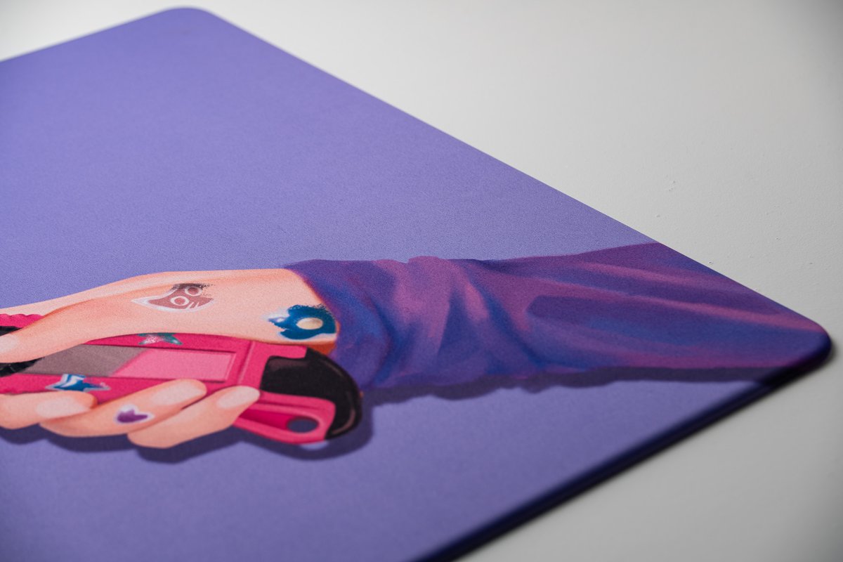 Kanami_gg's tweet photo. Meet Kattā.

A control surface cloth pad brought to life by a.t. cham's amazing artistry. 

Edgeless stitching 
Custom purple base with special pattern
Individually numbered.
Cloth surface optimized for control

Each pad ships with a full limited edition accessory set including stickers, one individually numbered sticker, a microfiber cloth, a rubber coaster, a tag keychain, and an acrylic keychain.

More info on release soon!