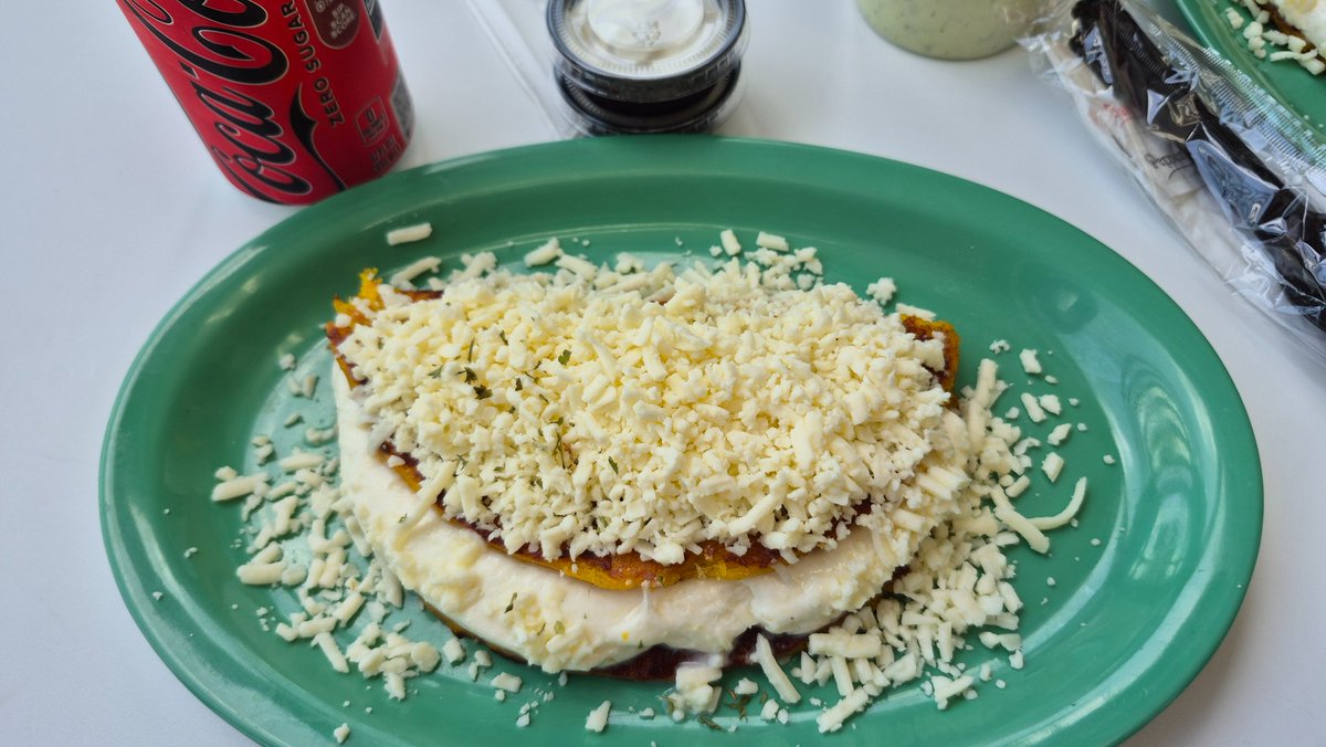 vanillaclovrr's tweet photo. cachapa omad ( ꈍ﹃ ꈍ)
cal estimates?? i looked it up&amp; it says anywhere frm 220-600 so im gonna assume ~650?? https://t.co/L22WSNEpeI