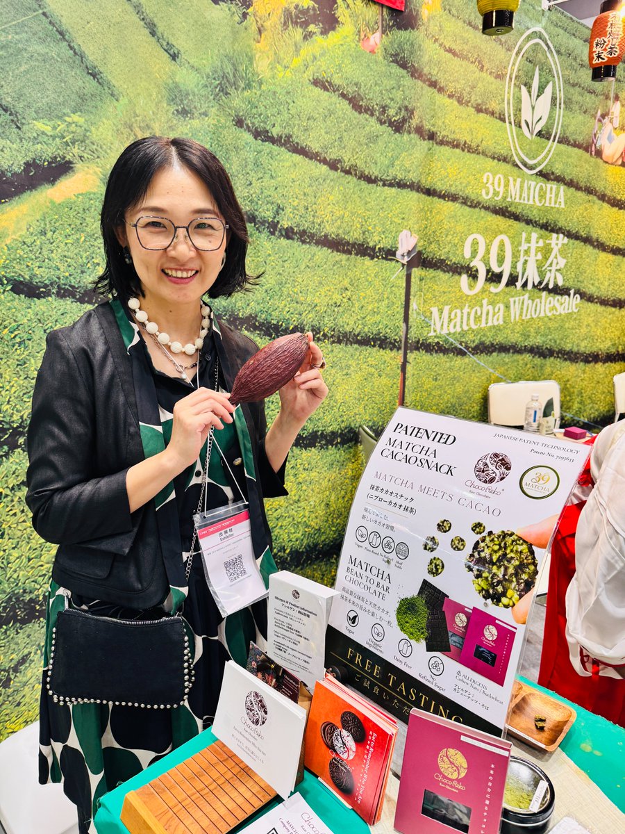 ChocoReko's tweet photo. 6月の輸出エキスポのご報告。39MATCHAのブースで、抹茶のニブローカカオと抹茶ビターチョコレートを、台湾・ベトナム・マレーシア・スイス・スペインなど各国のバイヤーさんにご紹介しました。株式会社ChocoRekoとして抹茶の原材料販売も始まりました。B2Bのご相談、お待ちしています。 https://t.co/VEiGmGnWws