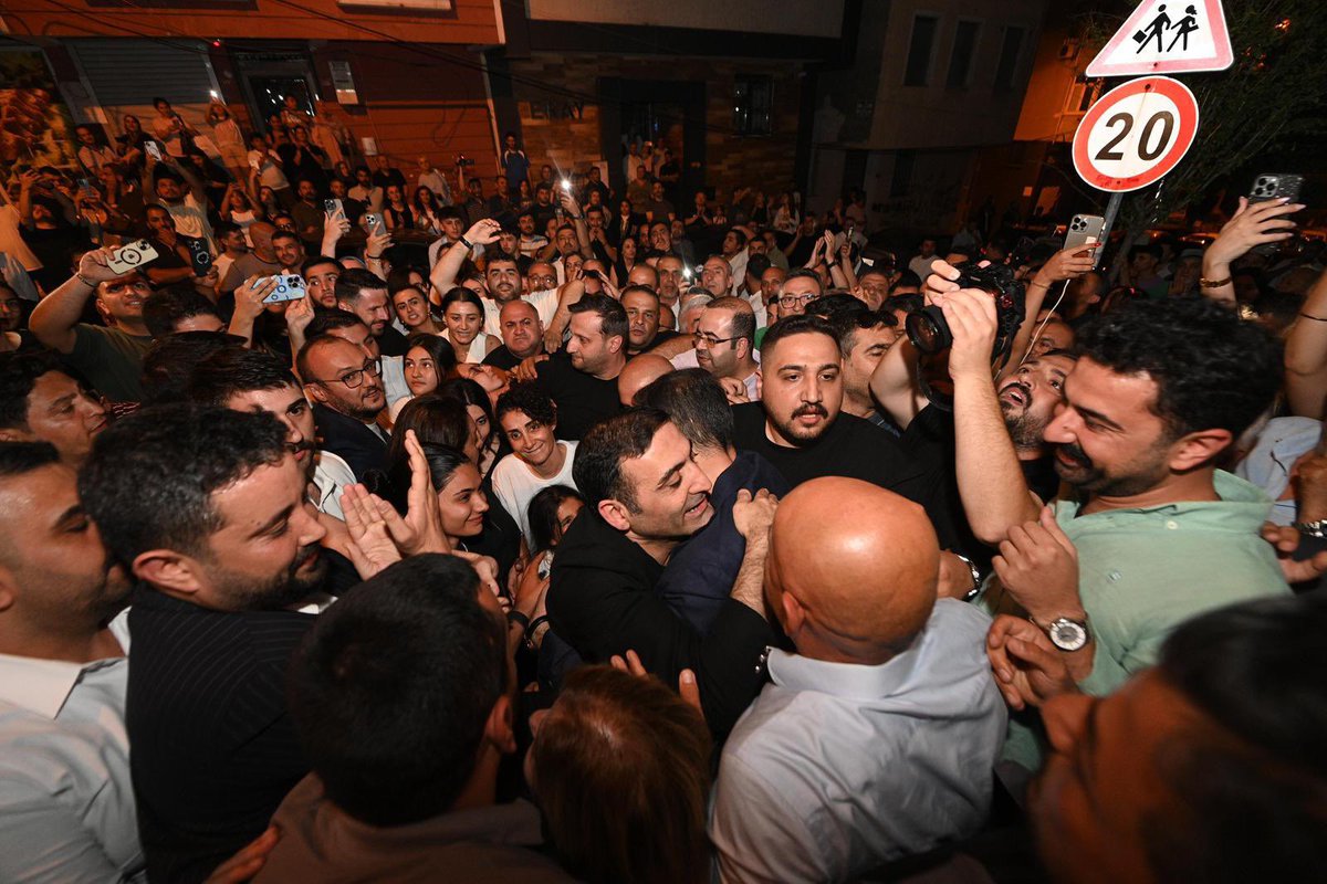 chpgencesenler's tweet photo. Beyoğlu Belediye Başkanımız İnan Güney’i büyük bir coşku ve özlemle baba ocağı Örnektepe’de karşıladık.

Hasret biter, umut büyür. Biz gençler; dayanışmadan, mücadeleden ve halkın iradesinden asla vazgeçmeyeceğiz.

İlk siyasi kazanımımız, son olmayacak! Tüm belediye başkanlarımız özgürlüğüne kavuşana, halkın iradesi eksiksiz şekilde yeniden tesis edilene kadar mücadelemizi kararlılıkla sürdüreceğiz.

Kurtuluş yok tek başına, ya hep beraber ya hiçbirimiz!