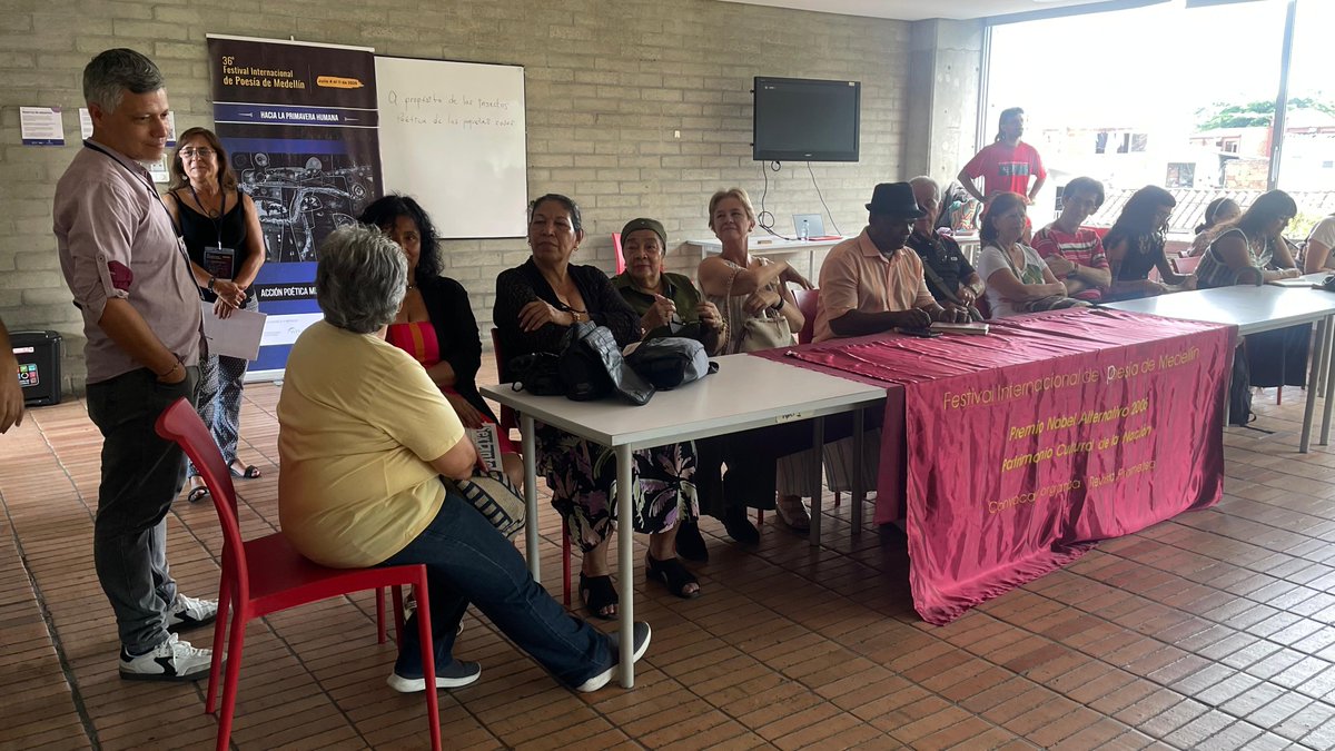 RadNalCo's tweet photo. #Regiones | En el quinto día del Festival Internacional de Poesía de Medellín nos trasladamos al parque biblioteca Tomás Carrasquilla de Robledo, y compartimos con el poeta e historiador, Cenedith Herrera, con su taller: A propósito de los insectos. Poética de las pequeñas cosas. #36FIPMED
