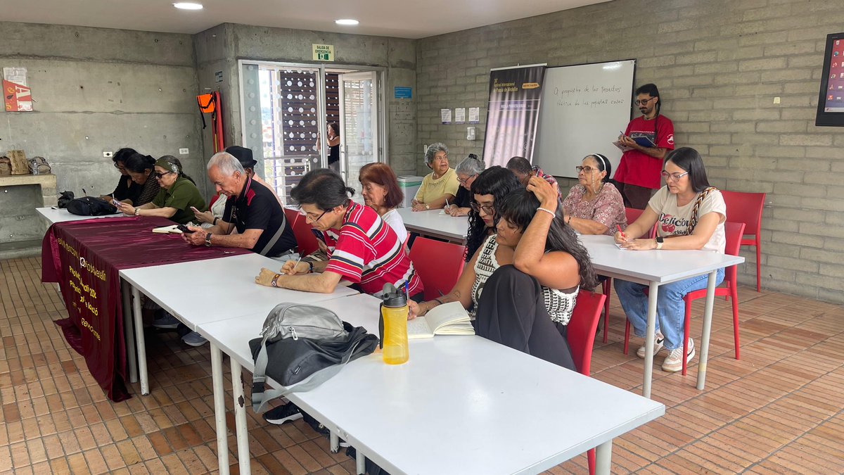 RadNalCo's tweet photo. #Regiones | En el quinto día del Festival Internacional de Poesía de Medellín nos trasladamos al parque biblioteca Tomás Carrasquilla de Robledo, y compartimos con el poeta e historiador, Cenedith Herrera, con su taller: A propósito de los insectos. Poética de las pequeñas cosas. #36FIPMED
