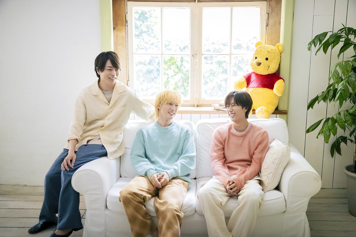 VAMPAIYear's tweet photo. どう考えても後輩2人が肘掛けと窓枠に座るべき https://t.co/eay329VWIM