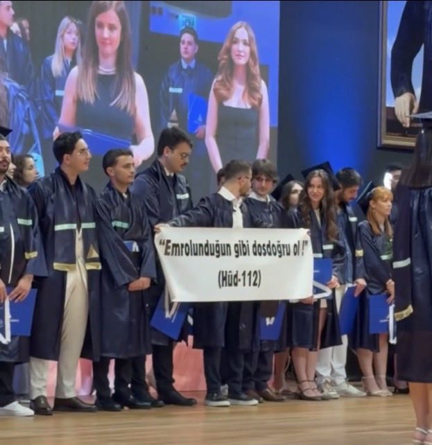 yenisafakyazari's tweet photo. Yeditepe Üniversitesi’nde Ekrem İmamoğlu’na destek pankartları alkışlarla karşılandı.

#EmrolunduğunGibiDosdoğruOl âyeti rektörlük ve @YeditepeUni yönetimi tarafından türlü tuhaf yöntemlerle engellenmeye çalışıldı!

Burası Müslüman bir ülke.
Harvard’da herkes Kur’ân okuyan öğrencileri saygıyla dinlerken, bizim metamorfoz yemiş üniversitelerimiz âyet mealini pankart olarak taşımayı bile yasaklıyor!

Rezalet!