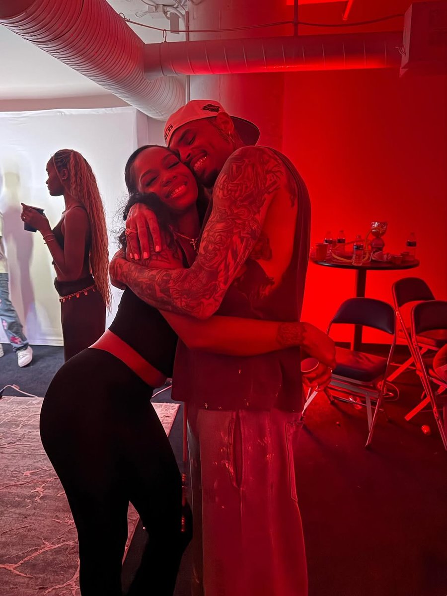 hwloiza's tweet photo. Chris Brown with a fan backstage at The R&amp;B Tour. https://t.co/1fU2fUI4MK