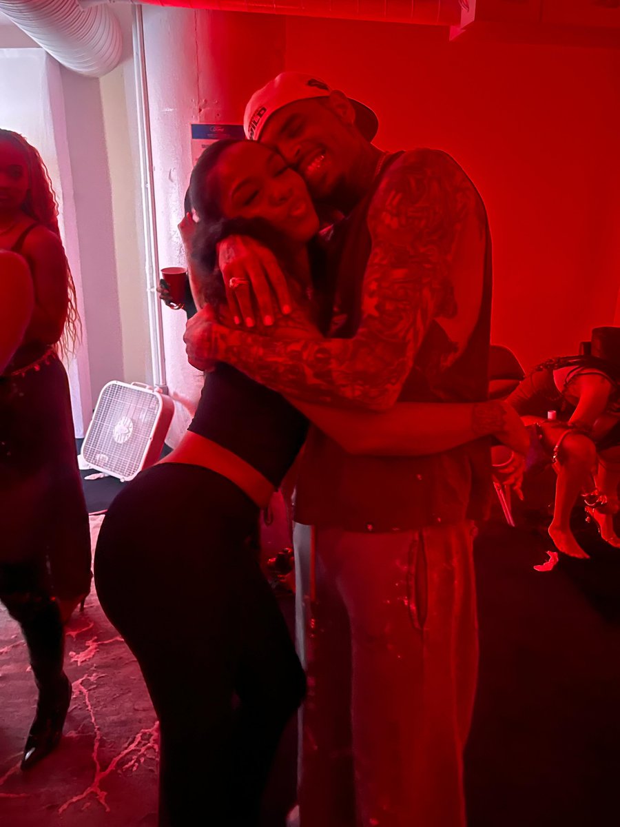 hwloiza's tweet photo. Chris Brown with a fan backstage at The R&amp;B Tour. https://t.co/1fU2fUI4MK