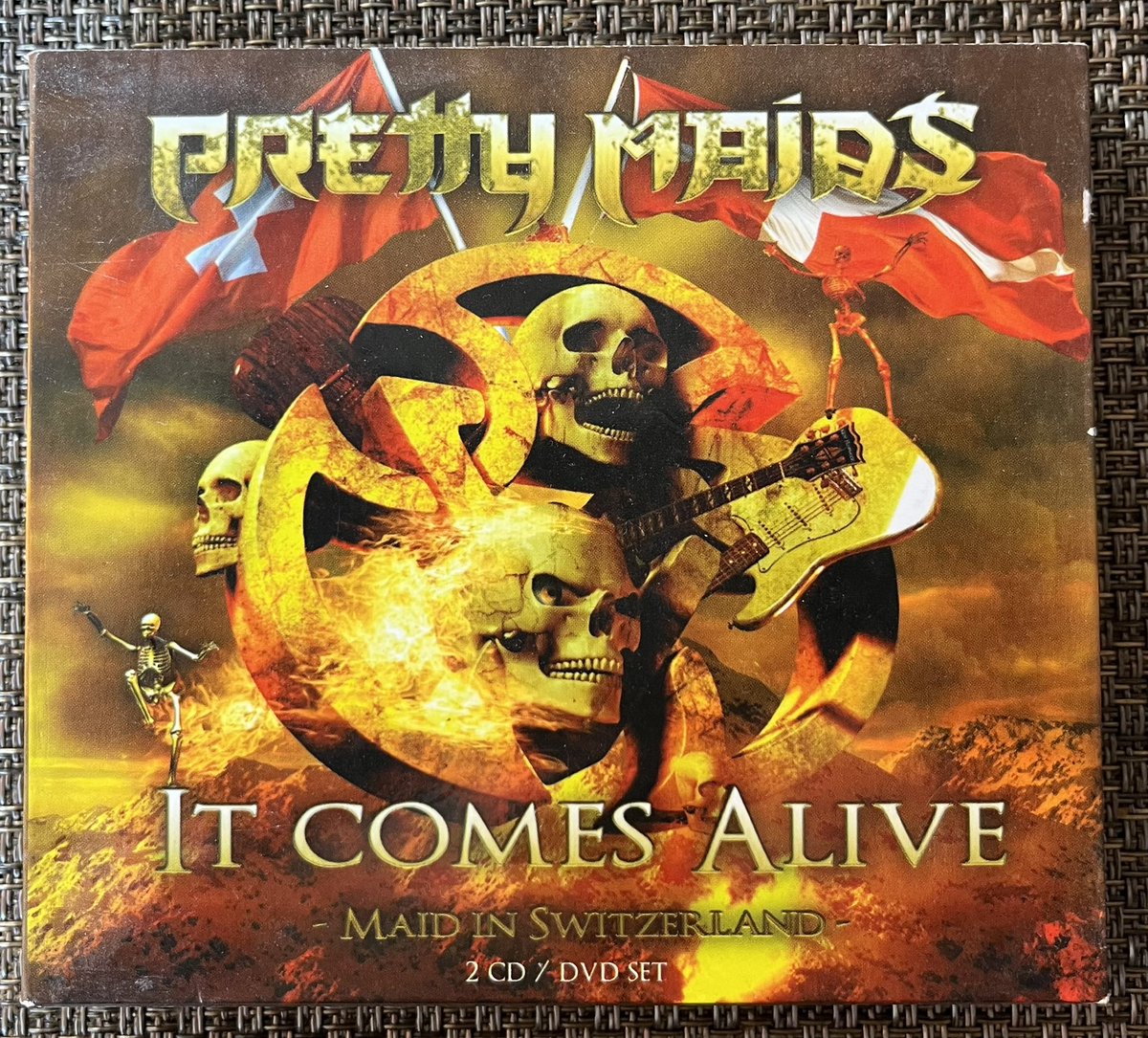 ko_imd's tweet photo. PANDEMONIUMの手答えを胸に
コアエリアで収録したライブ盤
かつ初の映像作品
圧倒的なエネルギーを放ち
風格も感じます
選曲も構成も素晴らしく
観客も熱狂的に彼らを迎えてます🫶
It Comes Alive - Made in Switzerland
#PRETTYMAIDS https://t.co/NPz8TobJoI