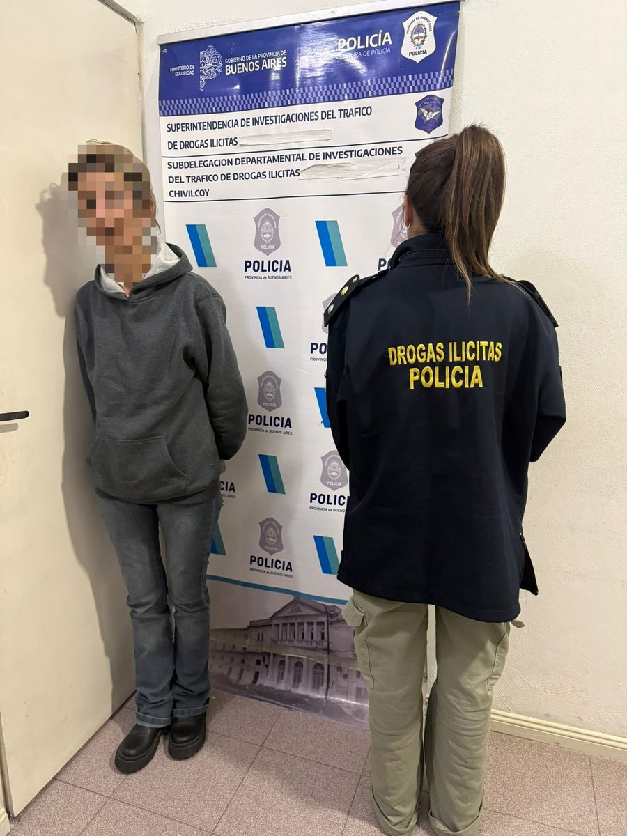 seguridadch's tweet photo. Tres allanamientos por venta de drogas: tres personas aprehendidas y secuestro de estupefacientes, armas y dinero

Personal de la Subdelegación de Investigaciones del Tráfico de Drogas Ilícitas Chivilcoy, a cargo del comisario Donato Rafael Pitetti, junto a efectivos de la Estación de Policía Comunal (EPC), el Grupo de Apoyo Departamental (GAD) y con la coordinación de la Secretaría de Seguridad del Municipio, encabezada por Néstor Dabi, llevó adelante tres allanamientos simultáneos en el marco de investigaciones por comercialización de estupefacientes.

Las pesquisas, que incluyeron vigilancias encubiertas, seguimientos, registros fílmicos y tareas de inteligencia, permitieron identificar a Franco Sebastián Leguizamón y Cristian David Metzner como responsables de la venta de droga al menudeo. 

También fue identificada María Leticia Grassi, quien, según la pesquisa, utilizaba como fachada una peluquería y un taller de costura para comercializar estupefacientes.

Con las pruebas reunidas, la Fiscalía interviniente solicitó las correspondientes órdenes de allanamiento, las cuales fueron autorizadas por el Juzgado de Garantías.

En el domicilio de Ituzaingó 321, los efectivos secuestraron un trozo compacto de cocaína, un frasco con cogollos de marihuana preparados para la venta, dinero en efectivo, una balanza digital y recortes de nylon. En el lugar fue aprehendido Franco Sebastián Leguizamón.

En tanto, en una vivienda ubicada sobre avenida Gato y Mancha, departamento 270, planta baja, del barrio Fonavi, se incautaron 22 envoltorios de cocaína, dos envoltorios con marihuana, una balanza de precisión, un revólver calibre .38 con municiones, una escopeta calibre 12 con 51 cartuchos, una escopeta calibre 24, una carabina calibre .22 con nueve proyectiles, un teléfono celular y recortes de nylon. Allí fue aprehendido Cristian David Metzner.

Por otra parte, durante el allanamiento realizado en un domicilio de Hipólito Yrigoyen 321, se secuestraron trozos compactos de cocaína, cogollos de marihuana listos para su comercialización, dinero en efectivo, una balanza digital y recortes de nylon. En ese procedimiento fue aprehendida María Leticia Grassi.

La Justicia dispuso la aprehensión de Leguizamón y Grassi por el delito de tenencia de estupefacientes con fines de comercialización, mientras que Metzner quedó imputado por tenencia de estupefacientes con fines de comercialización y tenencia ilegal de armas de fuego.

Los tres aprehendidos, junto con los elementos secuestrados, fueron puestos a disposición de la Justicia para prestar declaración en la primera audiencia correspondiente.
Desde la Subdelegación de Investigaciones del Tráfico de Drogas Ilícitas destacaron nuevamente la importancia de los aportes anónimos realizados por los vecinos, que permiten avanzar en investigaciones y desarticular puntos de venta de estupefacientes en Chivilcoy y la región.