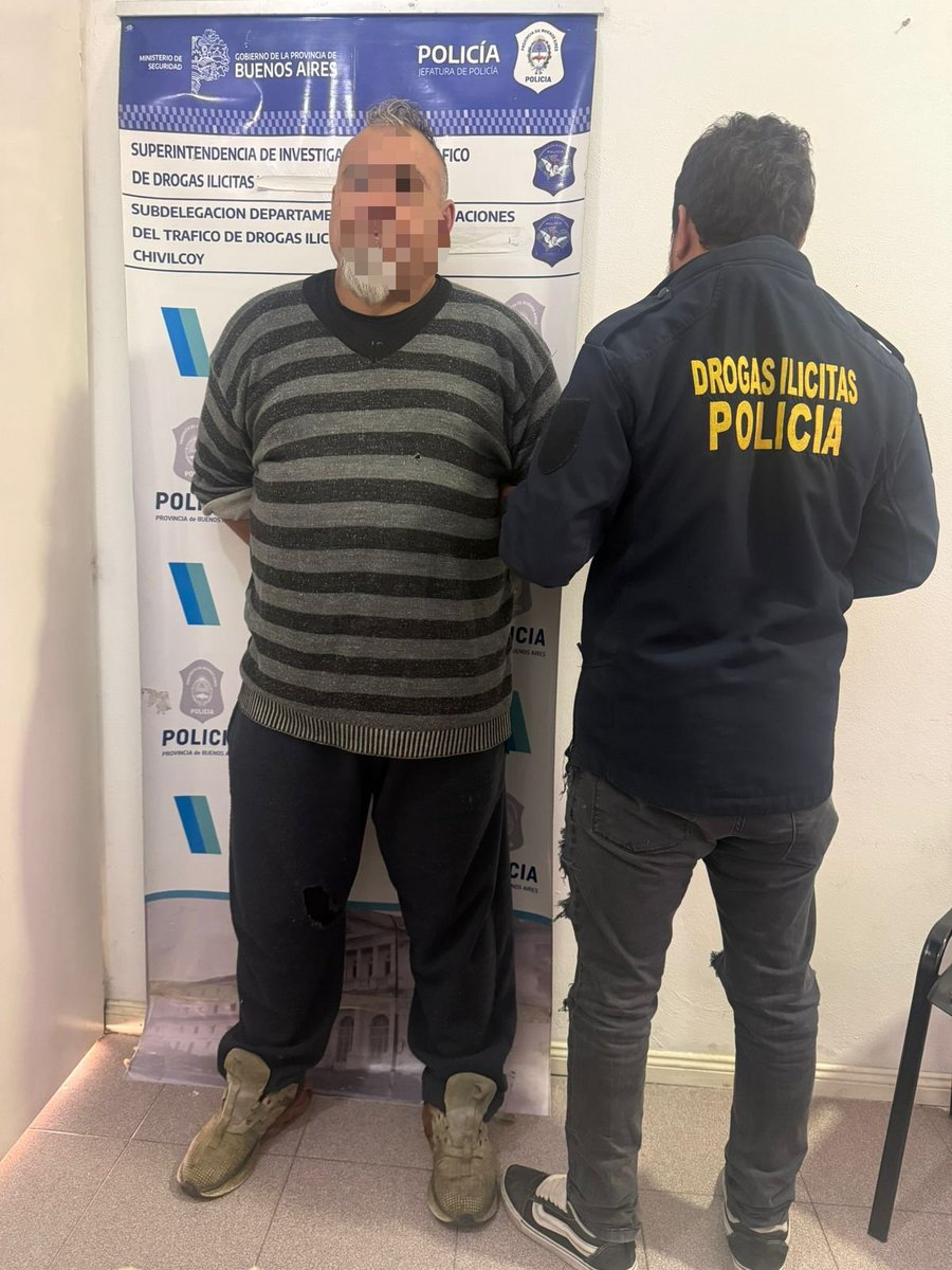 seguridadch's tweet photo. Tres allanamientos por venta de drogas: tres personas aprehendidas y secuestro de estupefacientes, armas y dinero

Personal de la Subdelegación de Investigaciones del Tráfico de Drogas Ilícitas Chivilcoy, a cargo del comisario Donato Rafael Pitetti, junto a efectivos de la Estación de Policía Comunal (EPC), el Grupo de Apoyo Departamental (GAD) y con la coordinación de la Secretaría de Seguridad del Municipio, encabezada por Néstor Dabi, llevó adelante tres allanamientos simultáneos en el marco de investigaciones por comercialización de estupefacientes.

Las pesquisas, que incluyeron vigilancias encubiertas, seguimientos, registros fílmicos y tareas de inteligencia, permitieron identificar a Franco Sebastián Leguizamón y Cristian David Metzner como responsables de la venta de droga al menudeo. 

También fue identificada María Leticia Grassi, quien, según la pesquisa, utilizaba como fachada una peluquería y un taller de costura para comercializar estupefacientes.

Con las pruebas reunidas, la Fiscalía interviniente solicitó las correspondientes órdenes de allanamiento, las cuales fueron autorizadas por el Juzgado de Garantías.

En el domicilio de Ituzaingó 321, los efectivos secuestraron un trozo compacto de cocaína, un frasco con cogollos de marihuana preparados para la venta, dinero en efectivo, una balanza digital y recortes de nylon. En el lugar fue aprehendido Franco Sebastián Leguizamón.

En tanto, en una vivienda ubicada sobre avenida Gato y Mancha, departamento 270, planta baja, del barrio Fonavi, se incautaron 22 envoltorios de cocaína, dos envoltorios con marihuana, una balanza de precisión, un revólver calibre .38 con municiones, una escopeta calibre 12 con 51 cartuchos, una escopeta calibre 24, una carabina calibre .22 con nueve proyectiles, un teléfono celular y recortes de nylon. Allí fue aprehendido Cristian David Metzner.

Por otra parte, durante el allanamiento realizado en un domicilio de Hipólito Yrigoyen 321, se secuestraron trozos compactos de cocaína, cogollos de marihuana listos para su comercialización, dinero en efectivo, una balanza digital y recortes de nylon. En ese procedimiento fue aprehendida María Leticia Grassi.

La Justicia dispuso la aprehensión de Leguizamón y Grassi por el delito de tenencia de estupefacientes con fines de comercialización, mientras que Metzner quedó imputado por tenencia de estupefacientes con fines de comercialización y tenencia ilegal de armas de fuego.

Los tres aprehendidos, junto con los elementos secuestrados, fueron puestos a disposición de la Justicia para prestar declaración en la primera audiencia correspondiente.
Desde la Subdelegación de Investigaciones del Tráfico de Drogas Ilícitas destacaron nuevamente la importancia de los aportes anónimos realizados por los vecinos, que permiten avanzar en investigaciones y desarticular puntos de venta de estupefacientes en Chivilcoy y la región.
