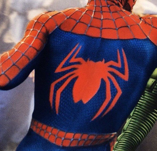 AleSacrimoni's tweet photo. ya que últimamente he estado hablando de la trilogía de spiderman de sam raimi, quiero decir una opinión extraña

me gusta más la araña de la espalda de la primera película que de la segunda https://t.co/GUM8mDjOe2