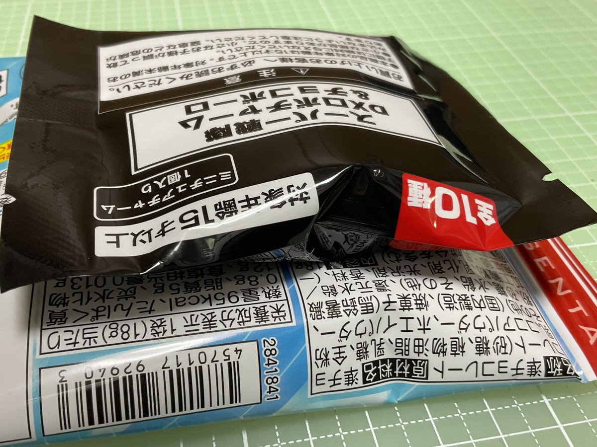 he_law's tweet photo. 健康診断の帰りに寄ったコンビニで見つけたコレ。
ペラい板状のアクリルチャームだろうと思いきや…あれ？オマケの袋が妙に厚い？

【結果】

板状のアクリルではなく。それなりに凹凸のあるブツでした。

全10種とあるけど、だったら第5弾までは出すんだろうなバンダイ？ https://t.co/BTgTADFUS6