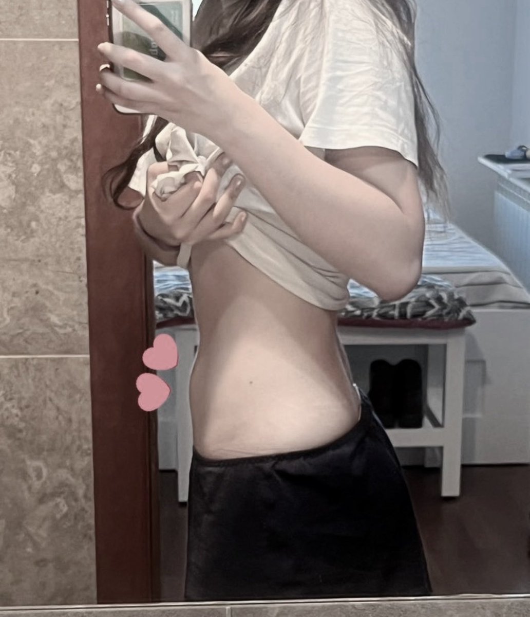 vkttykat's tweet photo. para que se hagan una idea así estaba el año pasado y así me veía gordísima 

odio sentirme igual de gorda aunque suba o baje de peso https://t.co/4cthgcD633