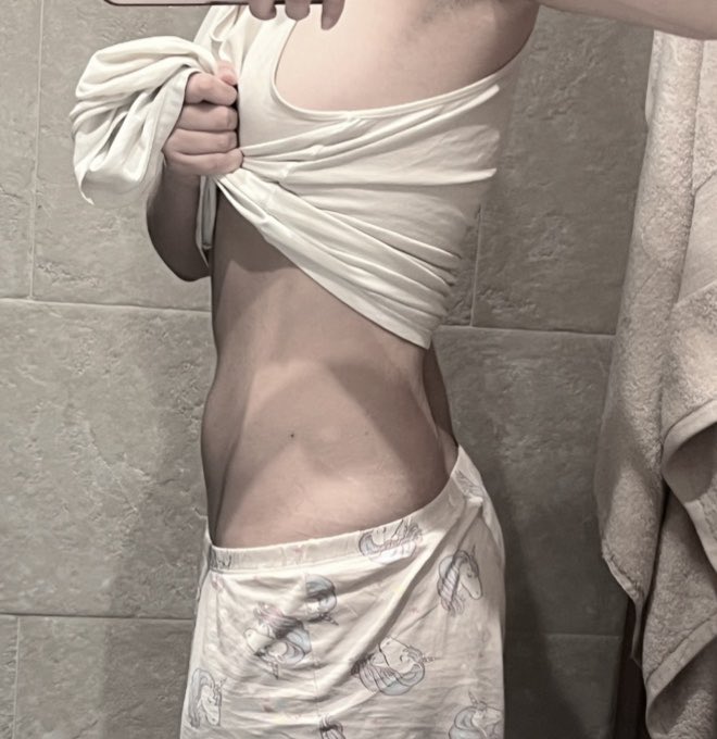 vkttykat's tweet photo. para que se hagan una idea así estaba el año pasado y así me veía gordísima 

odio sentirme igual de gorda aunque suba o baje de peso https://t.co/4cthgcD633