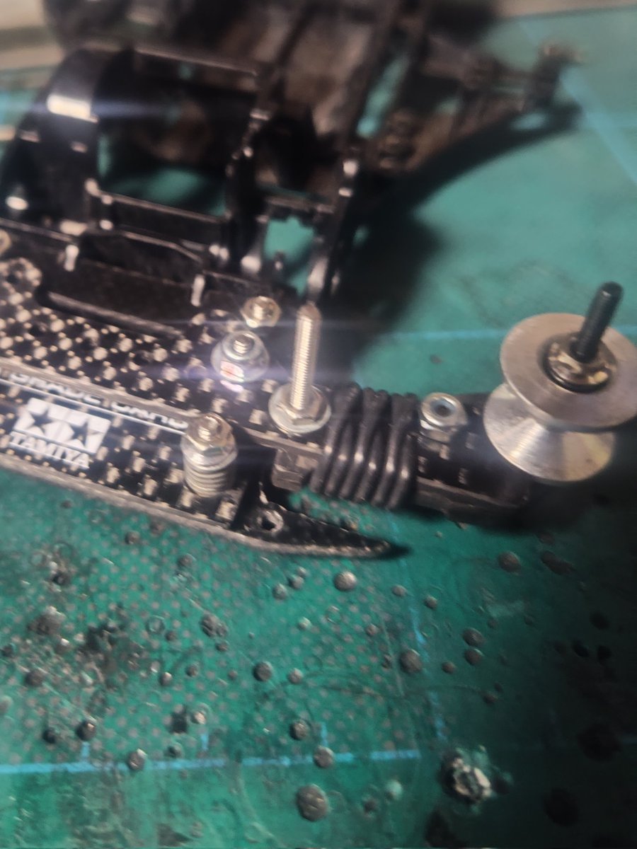 KGR916's tweet photo. ピボット再建中。13つけるため適当に削ったが12-13逆付けでこのクリアランス。逆付けなら回るけど正付けだと当たって回らない。
我ながら絶妙な、、（さっさと削れ） https://t.co/pXDpZ0RZvp