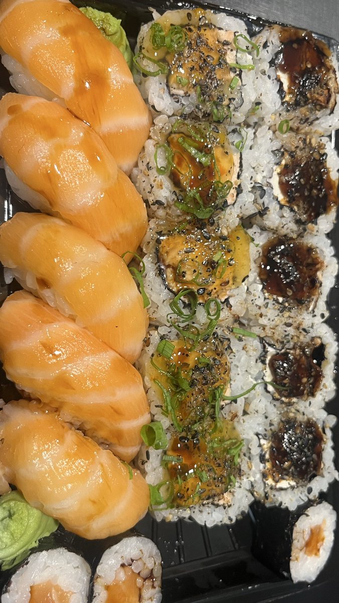 startwtt's tweet photo. 🫐 uma bandeja de sushi do mercado, A VIDA E BOA DEMAIS https://t.co/yTN437gP9y