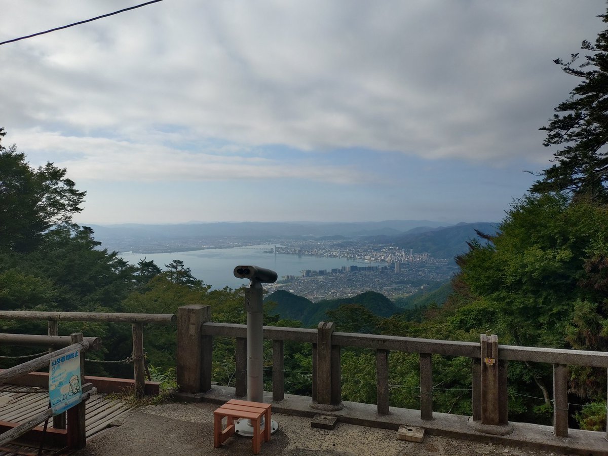 Sakamoto_Cable's tweet photo. 8時現在の延暦寺駅は晴。気温は21℃です。琵琶湖の景色はご覧頂けます。ケーブルカーは通常通りの運行をしております。 https://t.co/O3dTfmVk7g
