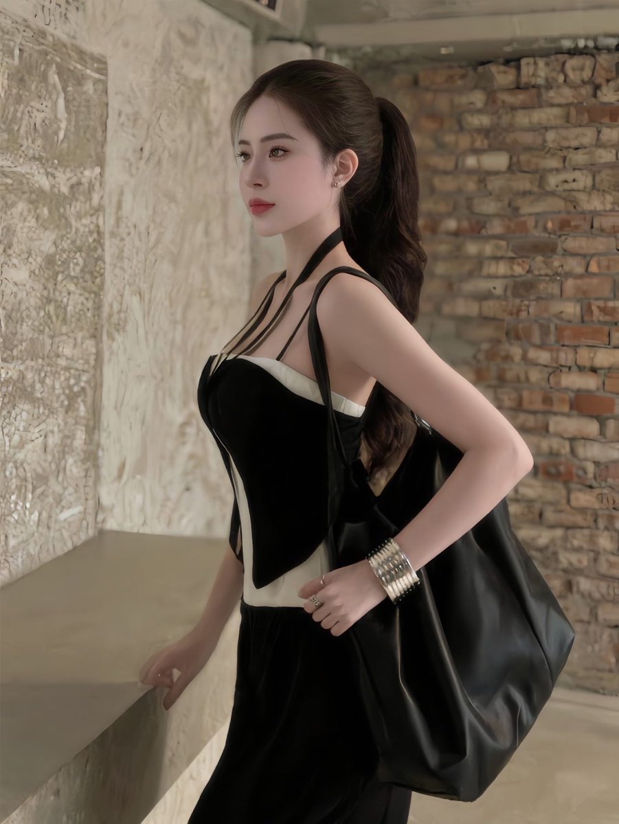 Alonam3's tweet photo. A beautiful girl walks with grace and light. https://t.co/fAFweBwjGI
