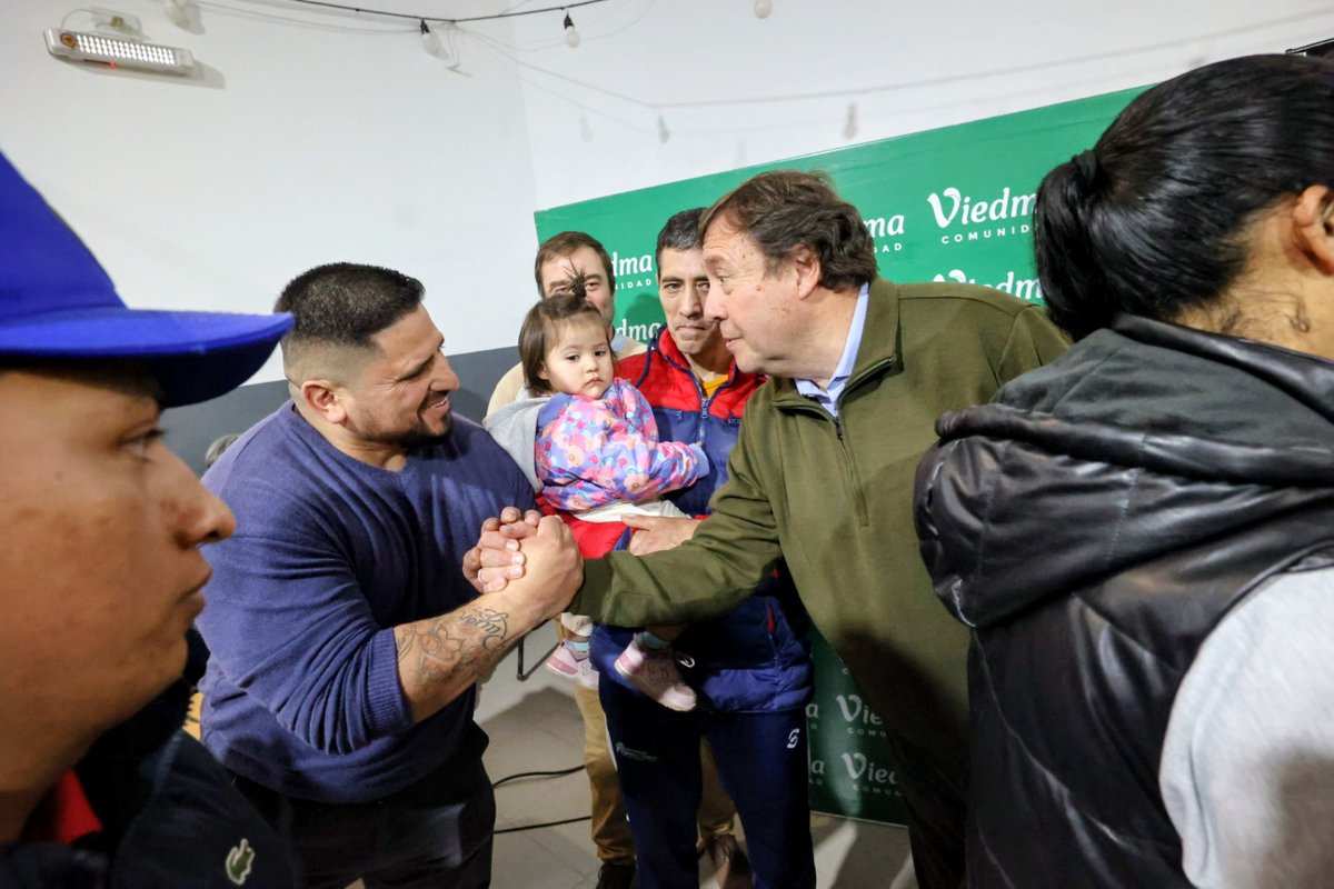 WeretilneckOK's tweet photo. VIEDMA TIENE RUMBO Y SIGUE CRECIENDO

Junto al intendente @mmcastrook, en el barrio Lavalle, seguimos impulsando obras y decisiones que acompañan el crecimiento ordenado de la Capital y generan más oportunidades para las familias.

Licitamos las obras de agua, electricidad y alumbrado para 265 lotes del Programa Suelo Urbano, una inversión fundamental para que más vecinos puedan acceder a un lote con todos los servicios. También anunciamos la licitación de la primera etapa de 10 viviendas, con sus redes e infraestructura, para 35 lotes de la @uocra, y entregamos la personería jurídica al Club Social y Deportivo Franquito, para que pueda seguir creciendo.

Cada lote con servicios, cada vivienda y cada institución que acompañamos forman parte de una misma mirada: planificar el crecimiento para que el desarrollo llegue con más oportunidades y una mejor calidad de vida para los rionegrinos. 

Sabemos que falta y que todavía queda mucho por hacer. Pero este es el rumbo.