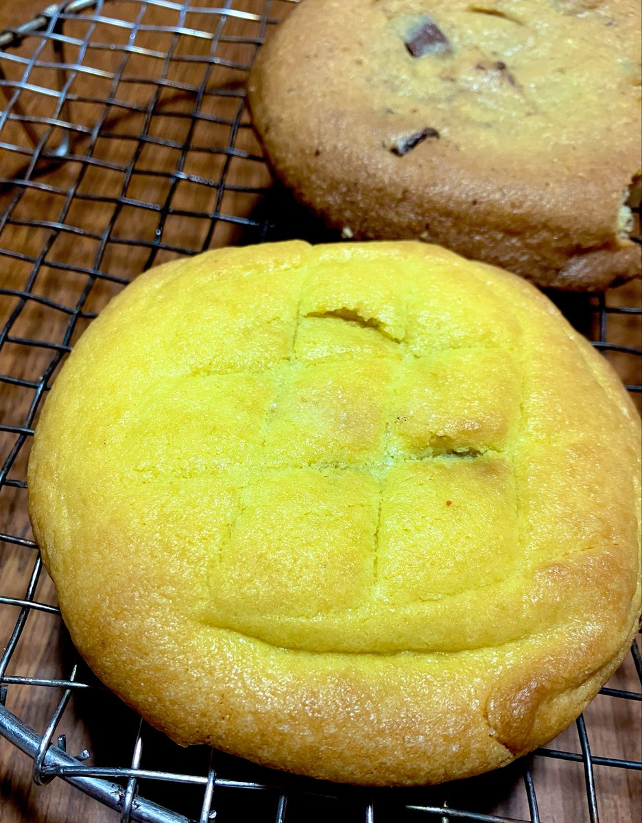konone1126's tweet photo. この時間の散歩…暑い……ッ‼️
🍪セブンイレブン メロンパンみたいなチョコクッキー
🍪セブンイレブン お店で焼いたチョコクッキー
チャンク系って言うの？な外サク中しっとりクッキー食べ比べ
どっちかというとメロンパンみたいな〜の方が好みかな
お腹にたまりまくりですわー！ #コノネのお茶会 https://t.co/N23tESty2e