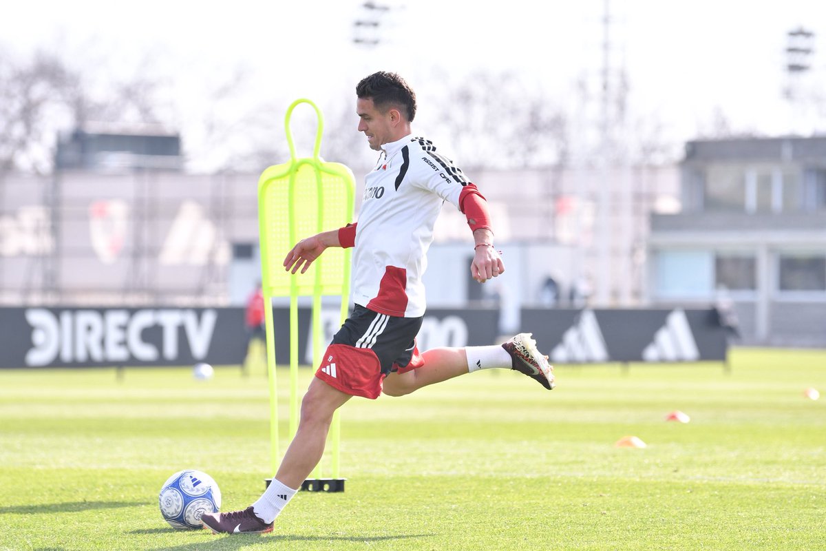 RiverPlate's tweet photo. Un nuevo día de trabajo 👊⚽️✔️ https://t.co/BOOfH1rNdK