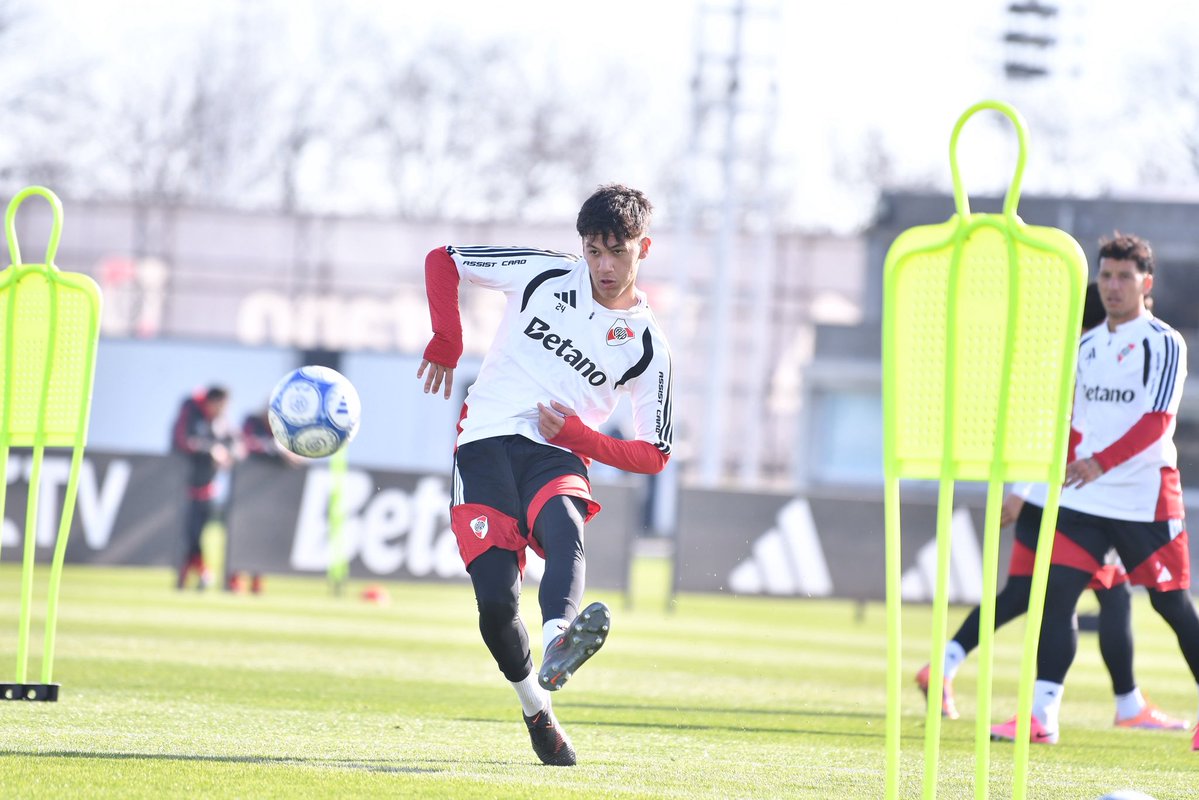 RiverPlate's tweet photo. Un nuevo día de trabajo 👊⚽️✔️ https://t.co/BOOfH1rNdK