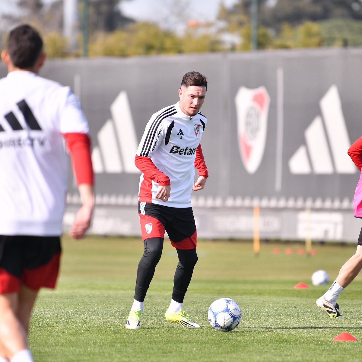 RiverPlate's tweet photo. Un nuevo día de trabajo 👊⚽️✔️ https://t.co/BOOfH1rNdK