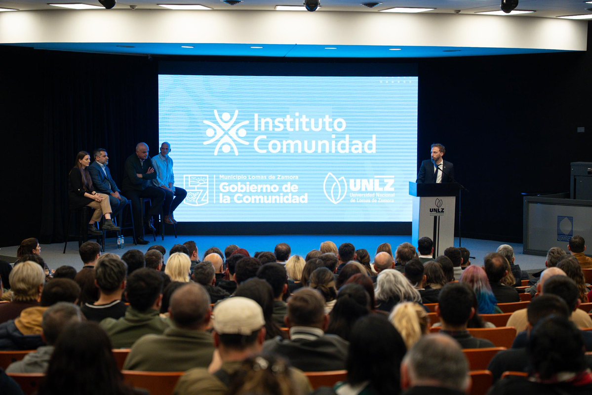 fotermin's tweet photo. Presentamos el Instituto Comunidad junto a la Universidad Nacional de Lomas de Zamora

Abrimos este nuevo ámbito de dedicación permanente al análisis, la planificación estratégica y la evaluación de políticas públicas porque queremos escribir el futuro de Lomas con la comunidad, la Universidad y el Municipio trabajando juntos. Gracias a Diego Molea, a Santiago Aragón y a toda la comunidad académica de la Universidad Nacional de Lomas de Zamora, primera Universidad Nacional del Conurbano y un orgullo nacional, a Aldana, a Alfredo Férnandez y a cada hombre y mujer que se puso al frente de este desafío.

El Instituto va a trabajar con herramientas concretas: a través de Observatorios para generar datos reales de nuestro territorio, con investigación aplicada para dar respuestas innovadoras a los problemas de los barrios y con un método estricto que transforme las demandas ciudadanas en proyectos viables. El objetivo final es diseñar, por primera vez, el Plan de Desarrollo Estratégico de Lomas de Zamora.

Lomas va a cumplir 165 años desde su fundación como Pueblo de la Paz, la Cultura y el Trabajo y como tenemos la ambición de hacer de esta tierra que tanto amamos el mejor lugar del mundo para vivir, queremos que el Camino al Bicentenario sea un tiempo que combine acción y reflexión para que cuando llegue ese momento, miremos hacia atrás con la tranquilidad de saber que no fuimos indiferentes y que supimos parar la pelota en medio de la crisis para pensar el futuro. De corazón, muchas gracias. Empieza un nuevo capítulo de la Historia de Lomas de Zamora. Vamos a trabajar en la urgencia pero sin abandonar el deseo genuino de dejarles a nuestros hijos e hijas una ciudad mejor planificada, con profesionalismo, compromiso y, sobre todo, con amor por nuestra Casa Común y cada uno de los que la habitamos. 

📱 Seguí las redes del Instituto Comunidad para enterarte de todo lo que estamos haciendo.