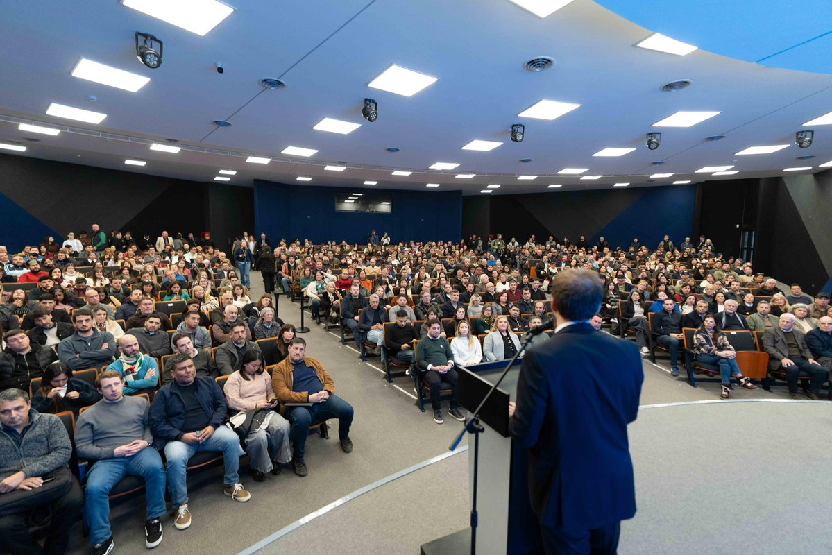 fotermin's tweet photo. Presentamos el Instituto Comunidad junto a la Universidad Nacional de Lomas de Zamora

Abrimos este nuevo ámbito de dedicación permanente al análisis, la planificación estratégica y la evaluación de políticas públicas porque queremos escribir el futuro de Lomas con la comunidad, la Universidad y el Municipio trabajando juntos. Gracias a Diego Molea, a Santiago Aragón y a toda la comunidad académica de la Universidad Nacional de Lomas de Zamora, primera Universidad Nacional del Conurbano y un orgullo nacional, a Aldana, a Alfredo Férnandez y a cada hombre y mujer que se puso al frente de este desafío.

El Instituto va a trabajar con herramientas concretas: a través de Observatorios para generar datos reales de nuestro territorio, con investigación aplicada para dar respuestas innovadoras a los problemas de los barrios y con un método estricto que transforme las demandas ciudadanas en proyectos viables. El objetivo final es diseñar, por primera vez, el Plan de Desarrollo Estratégico de Lomas de Zamora.

Lomas va a cumplir 165 años desde su fundación como Pueblo de la Paz, la Cultura y el Trabajo y como tenemos la ambición de hacer de esta tierra que tanto amamos el mejor lugar del mundo para vivir, queremos que el Camino al Bicentenario sea un tiempo que combine acción y reflexión para que cuando llegue ese momento, miremos hacia atrás con la tranquilidad de saber que no fuimos indiferentes y que supimos parar la pelota en medio de la crisis para pensar el futuro. De corazón, muchas gracias. Empieza un nuevo capítulo de la Historia de Lomas de Zamora. Vamos a trabajar en la urgencia pero sin abandonar el deseo genuino de dejarles a nuestros hijos e hijas una ciudad mejor planificada, con profesionalismo, compromiso y, sobre todo, con amor por nuestra Casa Común y cada uno de los que la habitamos. 

📱 Seguí las redes del Instituto Comunidad para enterarte de todo lo que estamos haciendo.