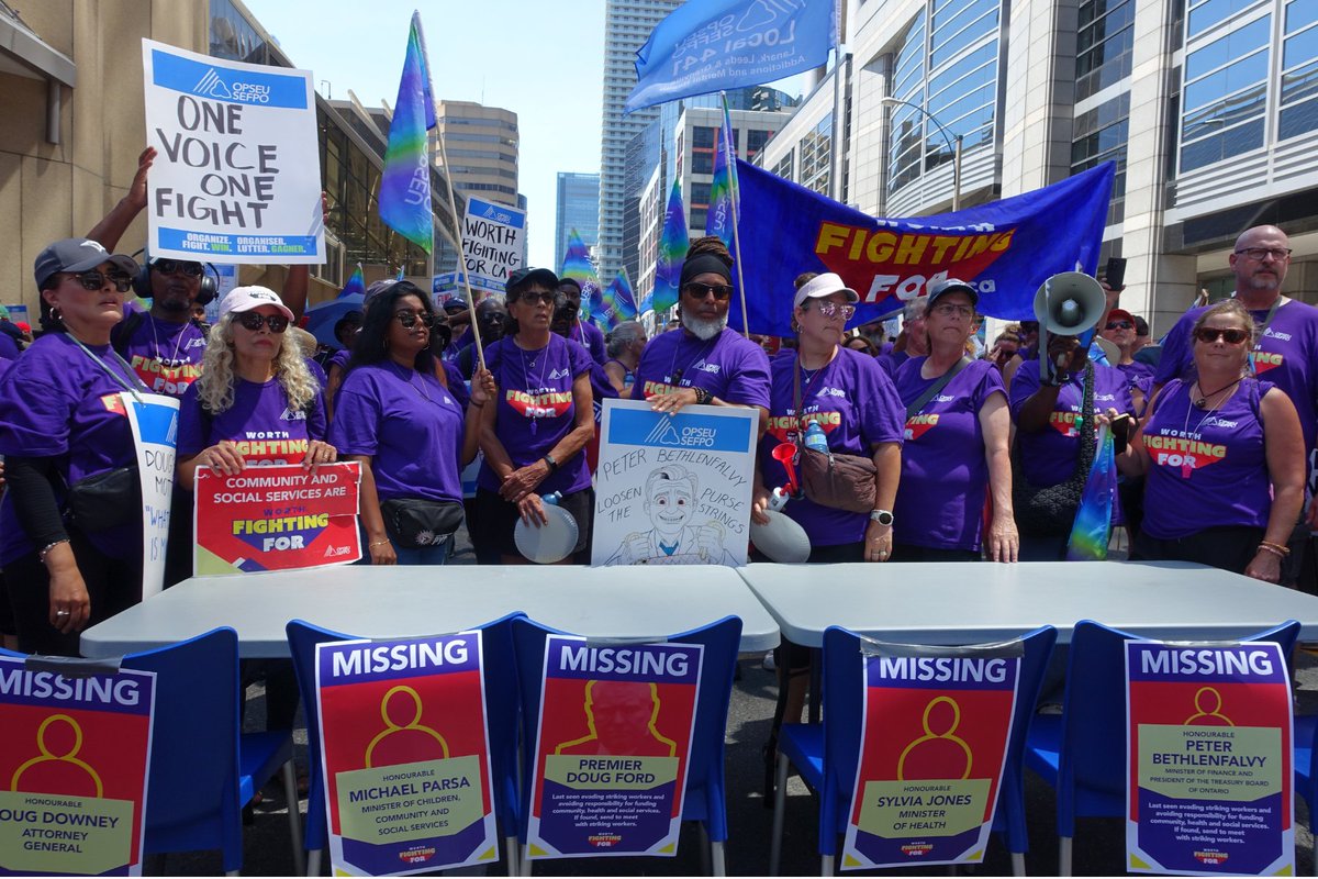 OPSEU's tweet photo. Today, more than 1,000 striking community, health and social services workers showed up at the doorstep of Ontario’s Treasury Board to call on the Ford government to do the right thing and end the strike. #WorthFightingFor

Read more: https://t.co/Ttlyp0QdAY https://t.co/L7RUmx6jEv