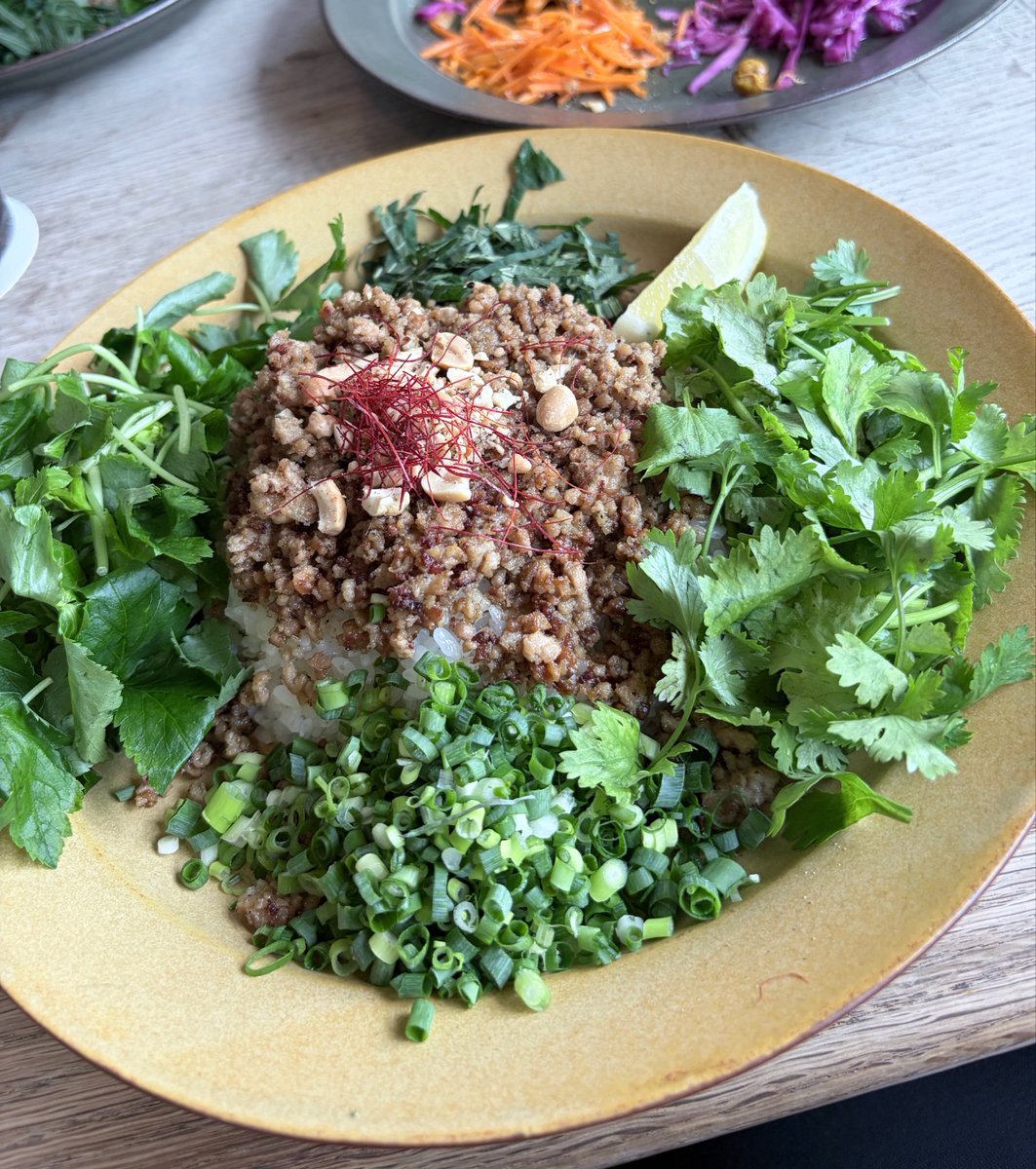 SakaiAkane's tweet photo. パクチーや大葉が山盛りのドライカレー。本当は毎日でも食べたい。カラフル野菜サラダに香り高いキームン紅茶。これを食べるために鎌倉に通った時期も。🐩✨旅と散歩の間くらいが自由で好き。 https://t.co/ENO8v5FwL4