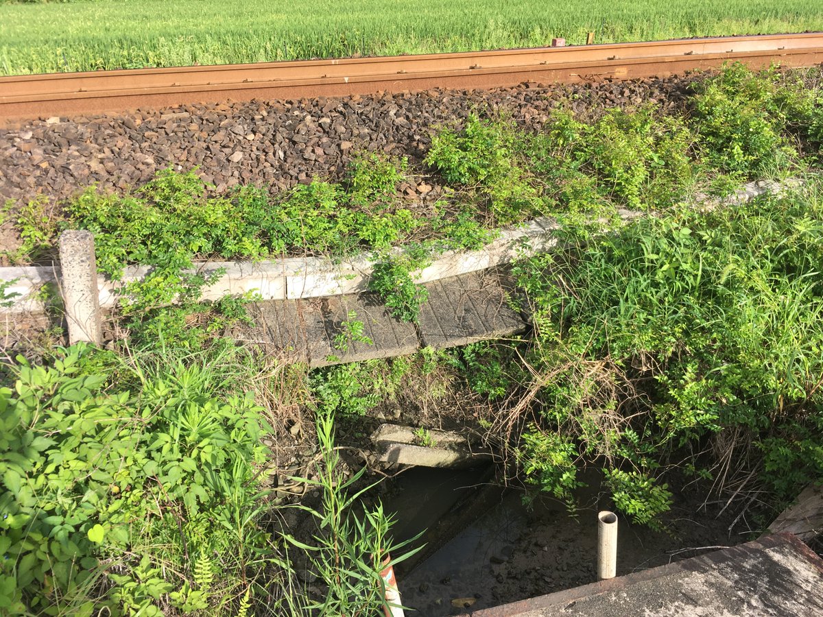 ko_te_a's tweet photo. 法面崩壊して路面が一部陥没してる…？
ここいつも通る時すごい揺れるんだよね……大丈夫かな https://t.co/2C27RvAThr