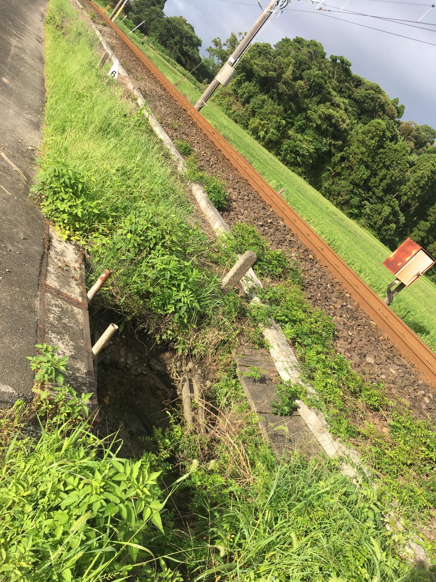 ko_te_a's tweet photo. 法面崩壊して路面が一部陥没してる…？
ここいつも通る時すごい揺れるんだよね……大丈夫かな https://t.co/2C27RvAThr