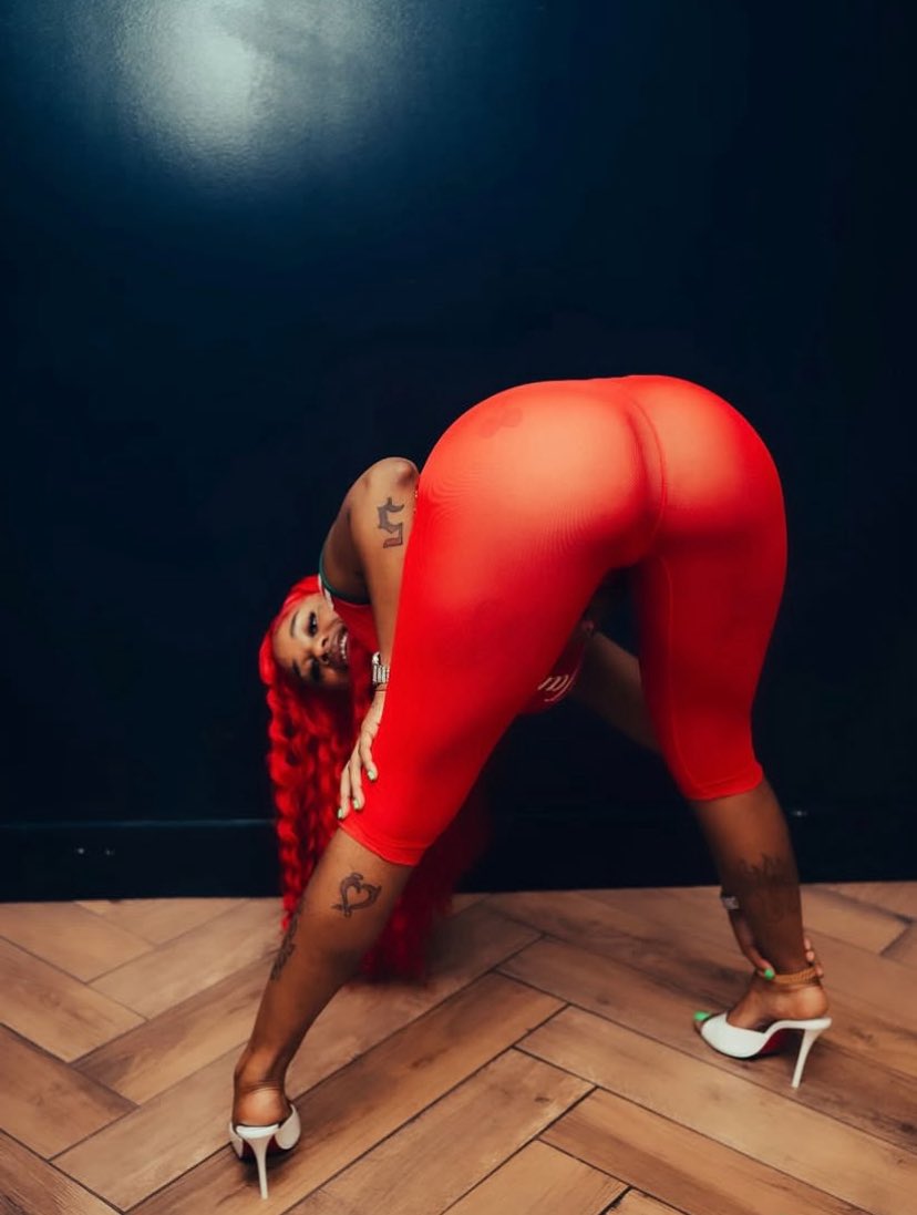 OBA6g's tweet photo. Bold red fit pic of Sexyy Red with the high kick pose &amp; glam. Serving! 🔥❤️ https://t.co/08rSAmxYO7