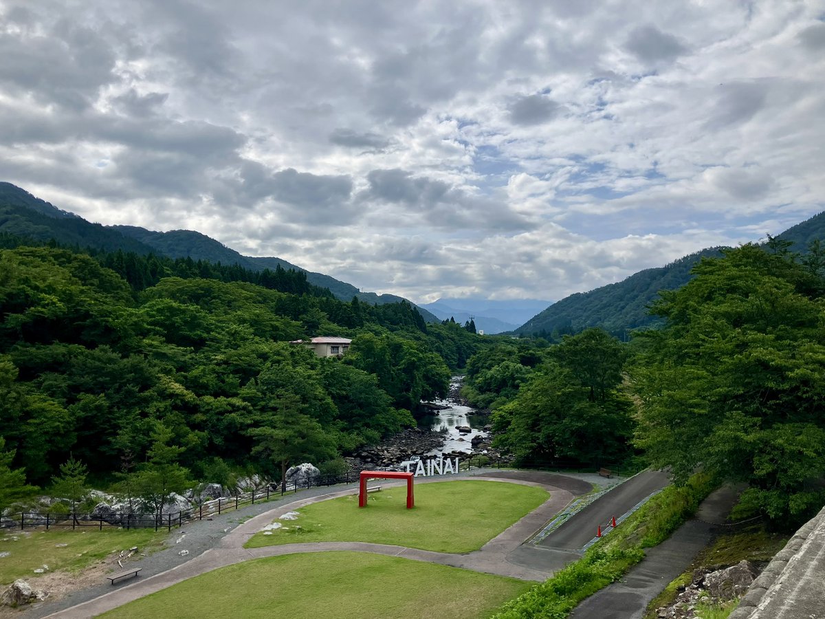 yaruzoh's tweet photo. おはようにゃん★
ここから見える胎内川の水量が少なくなってます。
胎内川は明日、７月10日（金）からアユ解禁のようです。
サクラマスを除く全魚種遊漁券 日券は、道の駅「胎内」でも取り扱っています。
熊出没の可能性もあると思いますが、ルールを守ってお楽しみください。 https://t.co/6vmGbwisFs