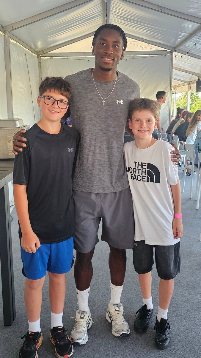 MaximeTruman's tweet photo. Moïse Bombito est lui-aussi venu supporter le foot québécois ce soir au Stade Boréale.

Il répond oui à chaque jeune qui souhaite prendre des photos avec lui. https://t.co/ixYPLUPNJK