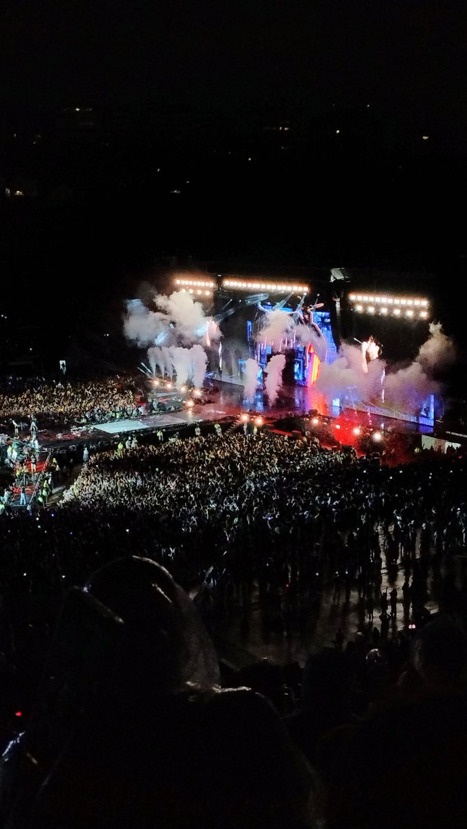 leettlebitt's tweet photo. @zLuziafer Eu não aguento vei, no show do skz o povo acampando pra ARQUIBANCADA, sendo que eu cheguei 1h antes e tive essa visão https://t.co/gTmISbA5y5