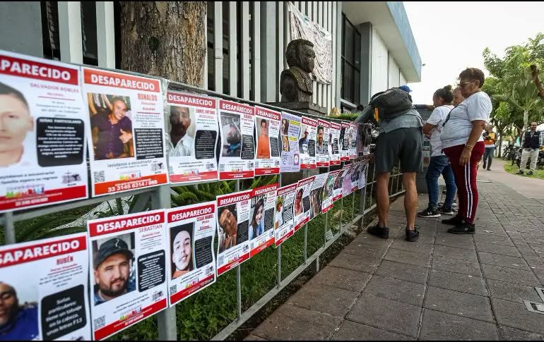 GARCIPAVON's tweet photo. Aumentan las desapariciones de jóvenes en Jalisco y el gobierno con sus pinch3s distractores como siempre, México les vale ''mother'' 😡
#NosFaltanMásDe135Mil
