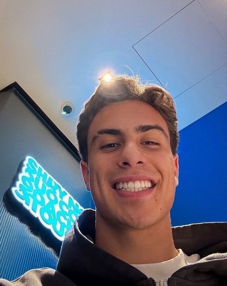 wrldgray's tweet photo. breguices de casal que eu faria  

monogamia: sim
insta de casal: não 
@ na bio: não 
destaque: não 
presente à mão: ai sei lá
tatuagem: não
roupa combinando: não 
anel de compromisso: sim
pedido de namoro namoro em público:  não 
trair: não https://t.co/XriYMARaQm
