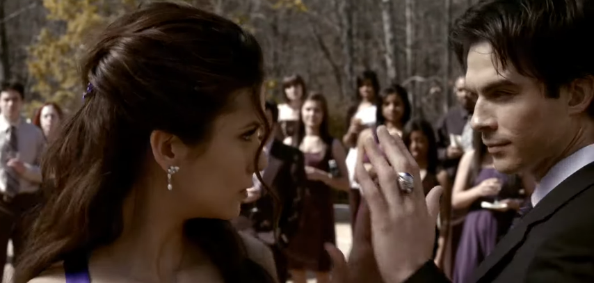 deIenacore's tweet photo. pensando aqui a Katherine escolheu o Stefan e não o Damon pra dançar com ela no baile dos fundadores ai anos depois o destino fez o Damon dançar com a Elena nesse baile, tipo assim é sobre encontrar a pessoa certa mesmo que tenha que esperar 146 anos kkkkkkk https://t.co/ghyMfURCjU