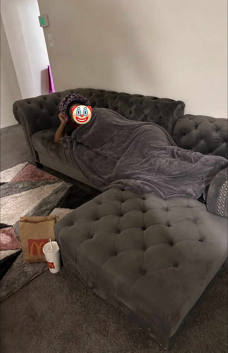 thatgirlmulaa's tweet photo. I let my “ bestfriend “ sleep on my couch RENT FREE for 6 months. I told her after 6 months either she can move somewhere with the money she stacked up or she can start helping me out on bills. Month 7 came and she didn’t move or help me out. I gave her one more month and she still didn’t give me no type of money, so I put her out my house. Y’all tell me why this girl is over there layed up with my babydaddy after I put her out 🤮 You really gave to watch these btchs fr! Mind you I never did nothing to this girl but be a friend! I even let her bring nggas in my house which is something I don’t even do myself .