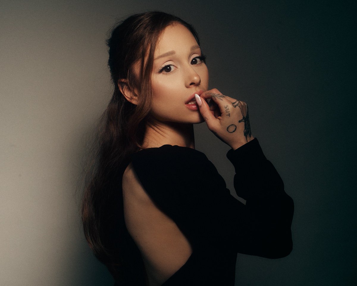 AGDailyData's tweet photo. Ariana Grande has 4 albums doing over 4 million daily streams on Spotify:

— #1. eternal sunshine: 6.21M
— #2. Dangerous Woman: 4.71M
— #3. My Everything: 4.33M
— #4. petal: 4.29M https://t.co/sCoY8wl6bg