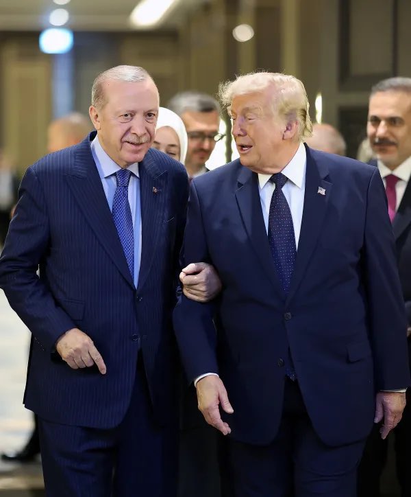 rabiaaornek's tweet photo. Yaşadığımız asrın Şeytan ve adamlarıyla iş tutan son zalimi ise #Trump’tır. Trump’ın temsil ettiği zihniyet, Allah ile harp etme zihniyetidir. Bu bakımdan hiçbir Müslüman’ın Allah ile harp halinde olan bu adama sevgi gösterip yakınlık duyması  kabul edilemez ! https://t.co/put3zW2NqN