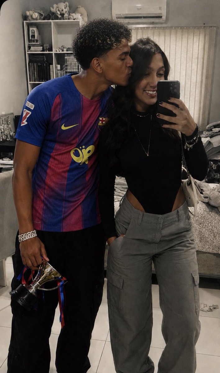 acervobebelyama's tweet photo. 📲 Namorada do Lamine Yamal via IG:

“Meu amor, faça o que for preciso para chegar à final 😭❤️. Você está me ouvindo??? O que for preciso!” 

Lamine já recebeu a pressão pra namorada conseguir ver o show do Justin Bieber 🤣 https://t.co/zYK2QMmtkY