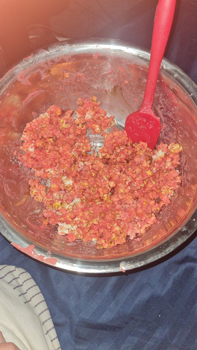 Tamaikob's tweet photo. pipoca monstruosa de morango tang q eu tentei fazer, o bgl virou uma pasta 😥😓 
será q é pecado jogar fora? https://t.co/T6XkfymMur