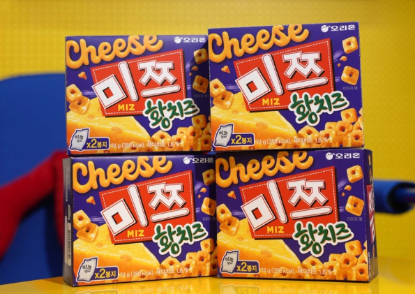 FinFinbiz's tweet photo. 오리온 미쯔 황치즈 출시...황치즈칩 열풍!!

미쯔 황치즈는 기존의 1㎝ 초미니 크기는 그대로 유지

황치즈 맛 비스킷에 화이트 칩을 더해 달콤하면서도 짭짤한 풍미를 구현. 

그대로 즐기거나 빙수·요거트·홈베이킹 등 다양한 디저트 토핑으로도 활용할 수 있다. https://t.co/rMRbCeXxiQ